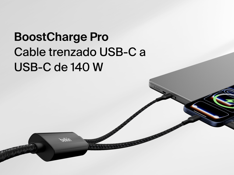 El cable trenzado USB-C a doble USB-C BoostCharge Pro de Belkin proporciona carga r&aacute;pida de hasta 140 W. Aqu&iacute; aparece alimentando de forma simult&aacute;nea un smartphone y un port&aacute;til.